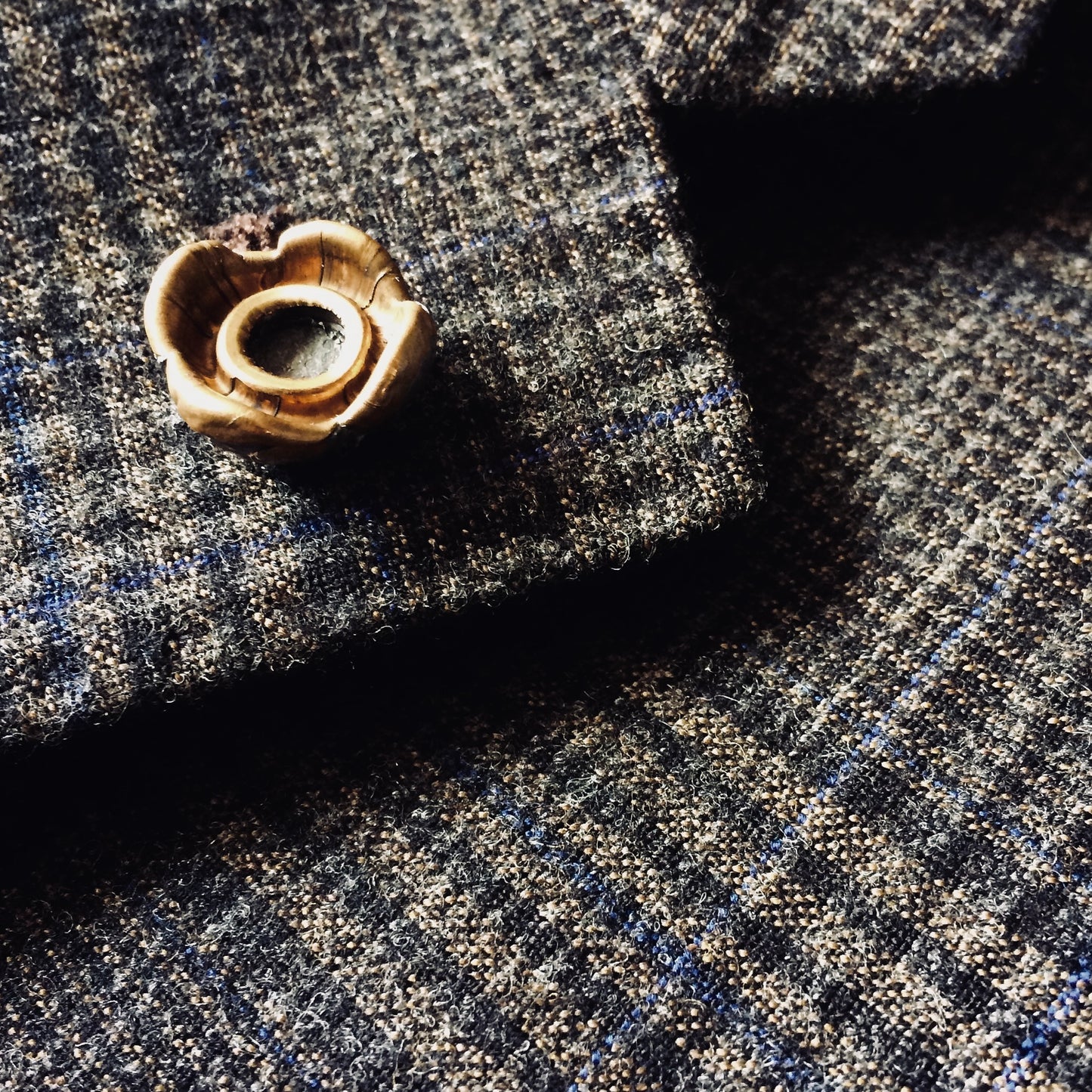 pin para la solapa de flor de bala