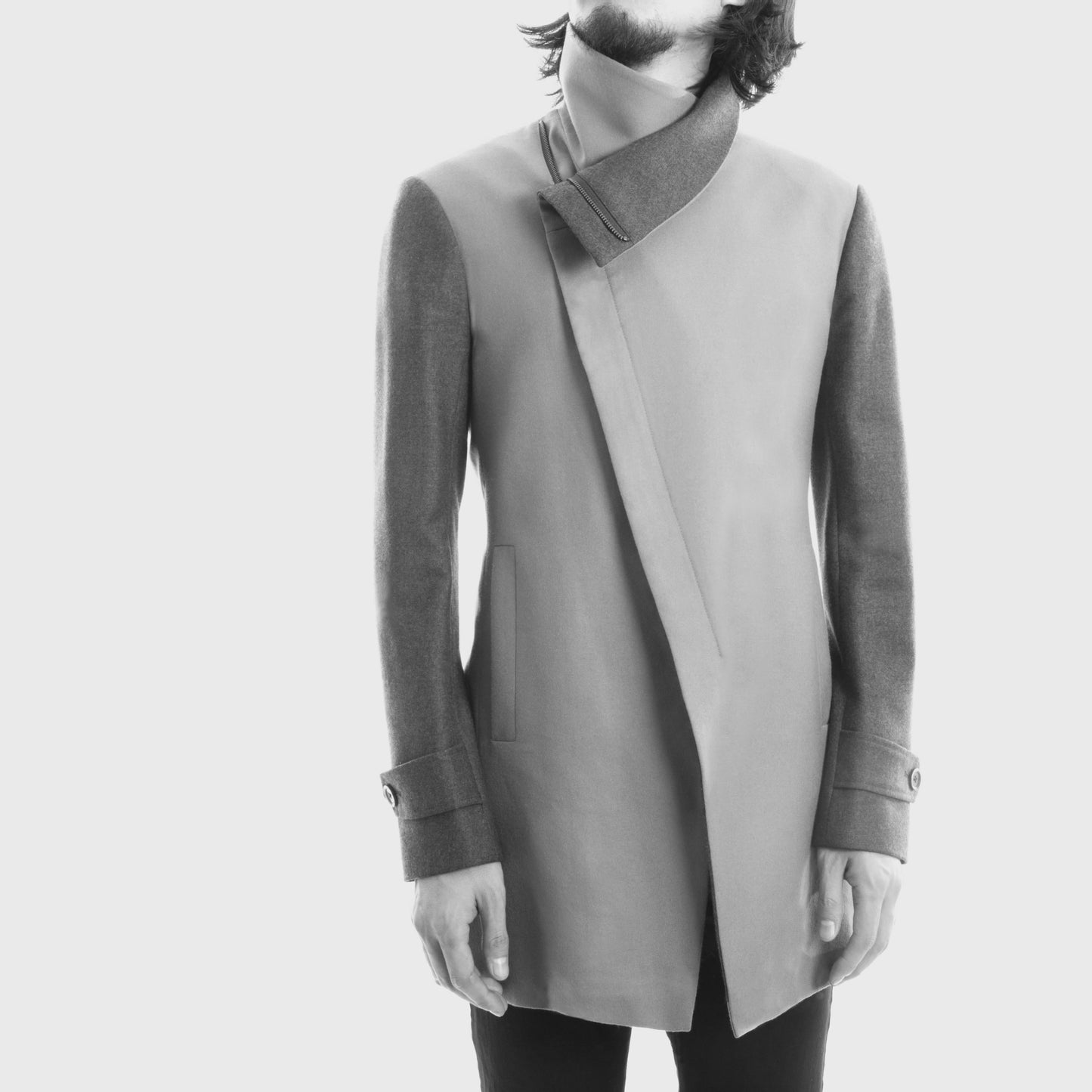 Chaqueta Larga Camel con Solapa Asimétrica