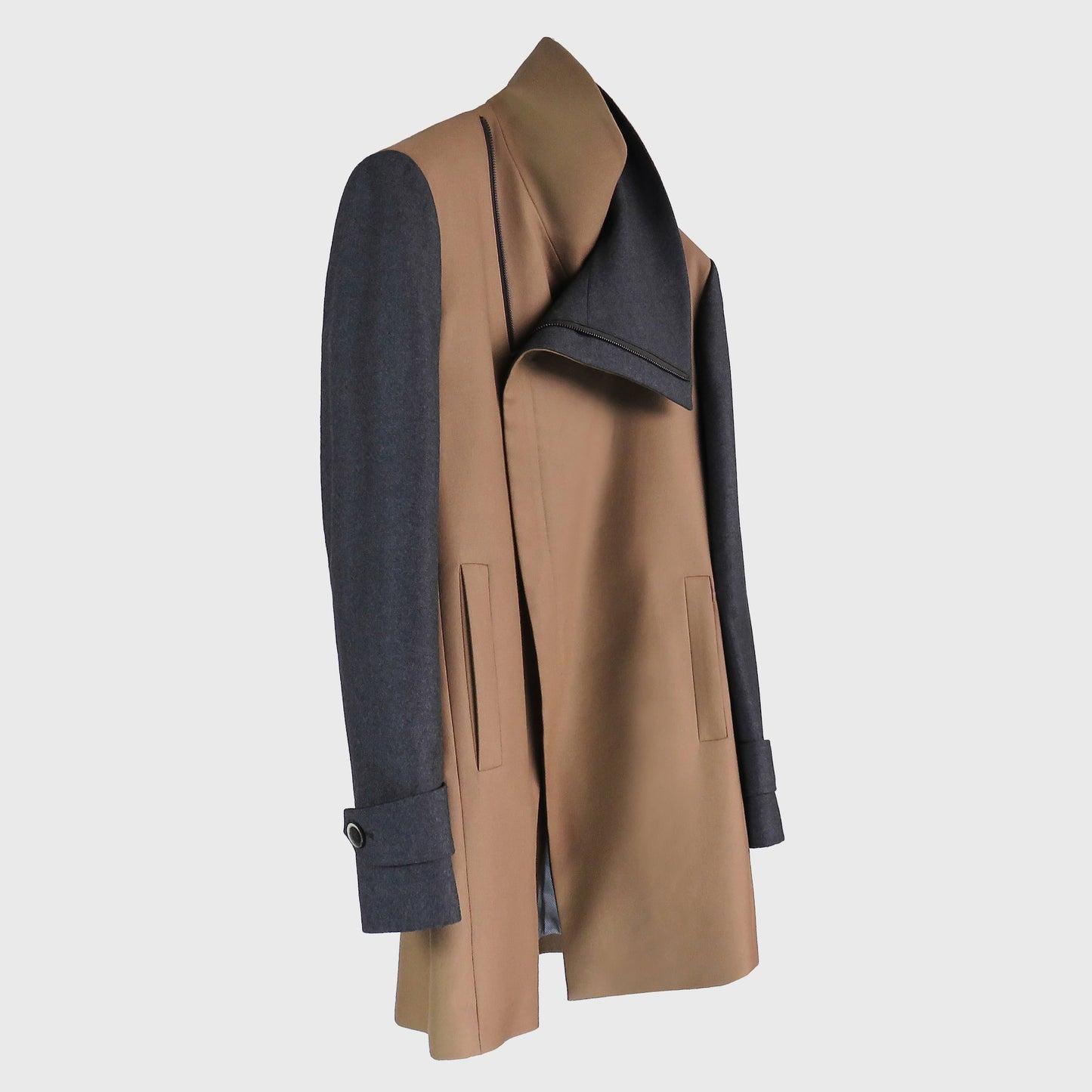 Chaqueta Larga Camel con Solapa Asimétrica