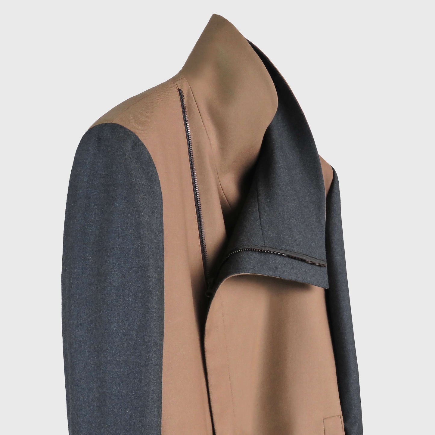 Chaqueta Larga Camel con Solapa Asimétrica