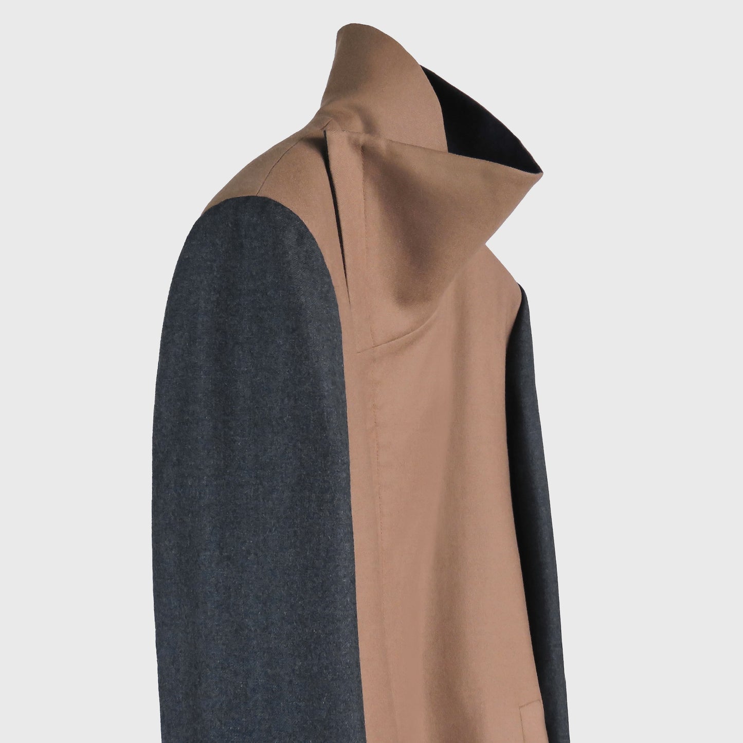 Chaqueta Larga Camel con Solapa Asimétrica