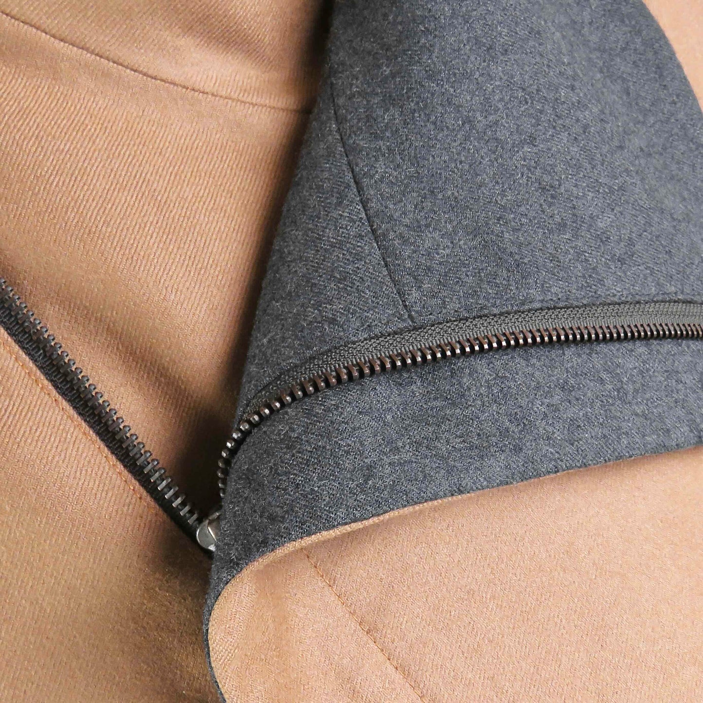 Chaqueta Larga Camel con Solapa Asimétrica